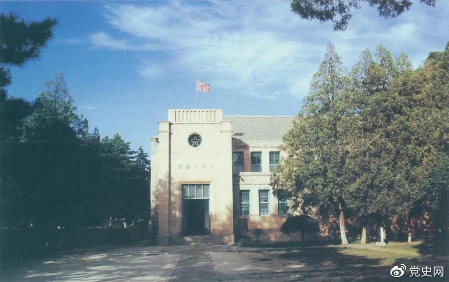 楊家?guī)X革命舊址，位于延安城西北約3公里，是中共中央1938年11月至1947年3月的所在地。